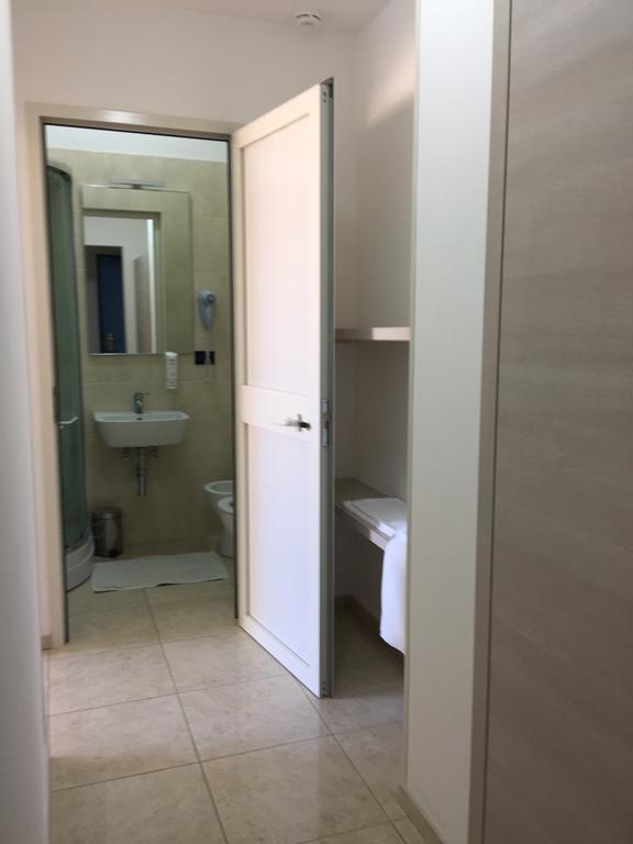 Hotel Athena Pesaro Camera foto