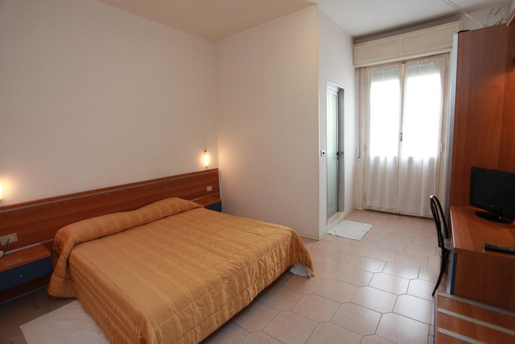 Hotel Athena Pesaro Camera foto