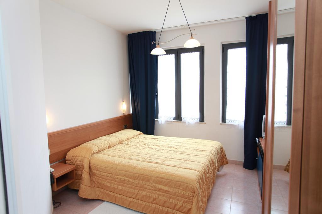 Hotel Athena Pesaro Camera foto