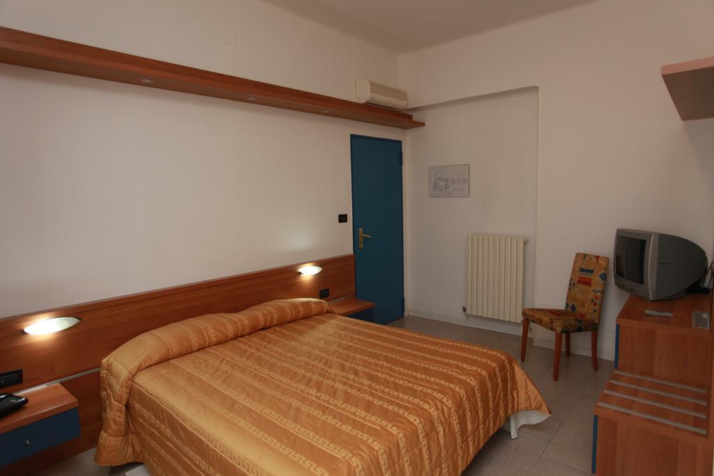 Hotel Athena Pesaro Camera foto